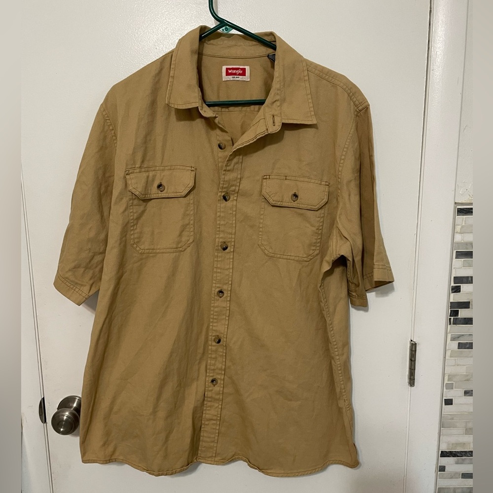 Wrangler Men’s beige button up short sleeve classic work shirt w pockets XL